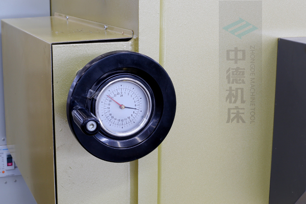 ZDG-832刀片間隙調(diào)節(jié)裝置，設(shè)置在機(jī)架前面，并有刻度顯示，調(diào)節(jié)方便.jpg
