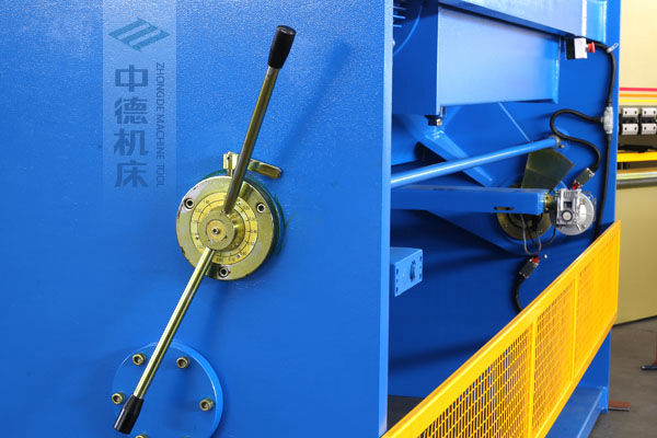 ZDS-2032剪板機(jī)刀片間隙手動(dòng)調(diào)節(jié)器，刻度清淅，調(diào)節(jié)省力又簡(jiǎn)便.jpg